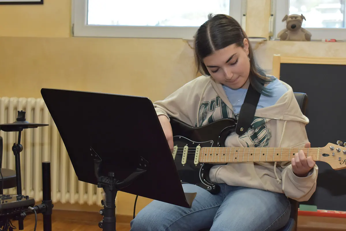 časovi električne gitare za tinejdžere